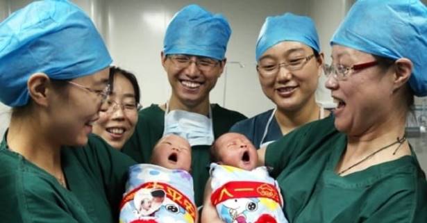 爸爸給兒子取名「鐵牛」！護士在登記時手抖「多寫一筆」 妻子不怒反喜：太有文化，不改了